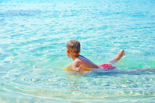 Niño Feliz Jugando Junto Mar —  Fotos de Stock
