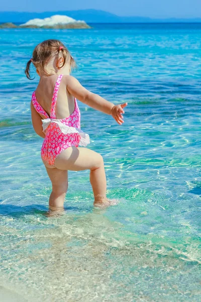 Χαρούμενο Παιδί Παίζει Δίπλα Στη Θάλασσα — Φωτογραφία Αρχείου