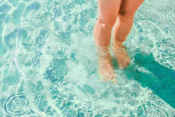 ギリシャ海の砂の上の美しい足 — ストック写真
