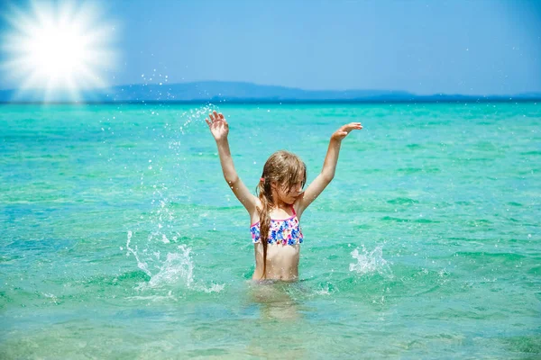 Happy Child Till Sjöss Grekland Spelar Naturen — Stockfoto