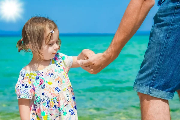 幸せな親と子供の手を海のギリシャの背景に — ストック写真