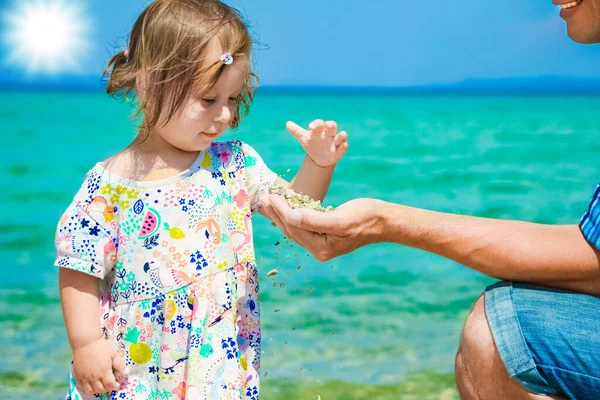 Mãos Pai Feliz Criança Fundo Grécia Mar — Fotografia de Stock