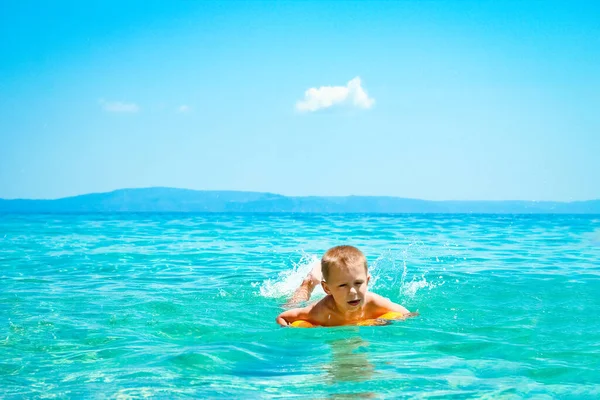 Ein Glückliches Kind Schwimmt Badeflossen Ufernähe Reisemeer — Stockfoto