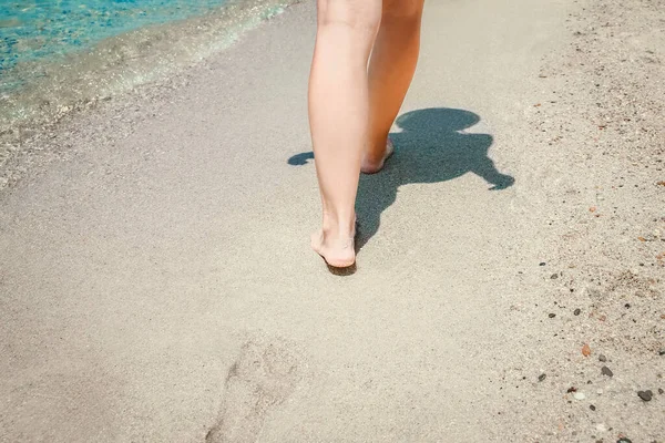 Strandreisen Frau Entspannt Beim Spazierengehen Einem Sandstrand Und Hinterlässt Spuren — Stockfoto