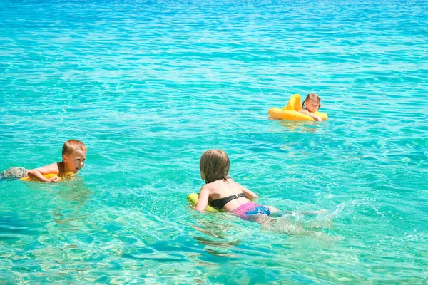 ギリシャの海で子供と幸せな親 — ストック写真