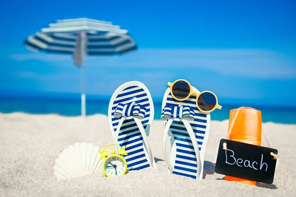 海滨夏季度假横幅背景 在靠近海洋的沙滩上 带着木板和球的翻筋斗和帽子 海滨夏天的装饰品 热带度假和放松旅行的概念 顶部视图和复制空间 — 图库照片