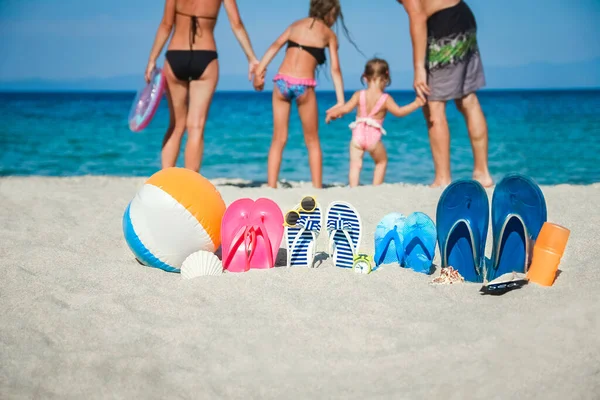 Familia Feliz Mar Con Zapatillas Fondo Naturaleza —  Fotos de Stock