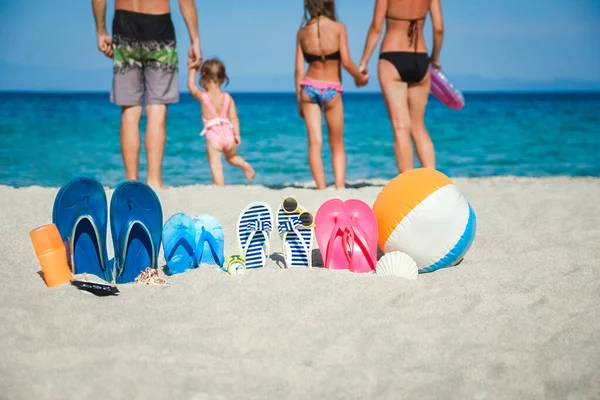 Šťastná Rodina Moři Pantoflemi Přírodním Pozadí — Stock fotografie
