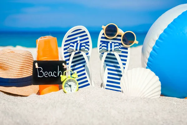 ビーチ夏休みのバナーの背景 海の近くの砂の上にボードとボールを持つフリップフロップと帽子 海岸沿いの夏のアクセサリー 熱帯の休暇とリラックスした旅行のコンセプト トップ表示とコピースペース — ストック写真