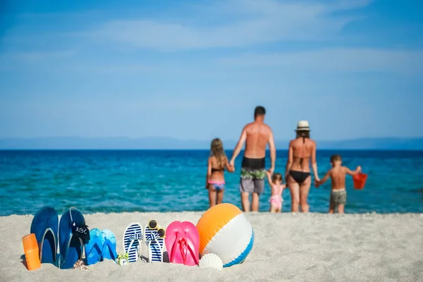 Familia Feliz Mar Con Zapatillas Fondo Naturaleza —  Fotos de Stock