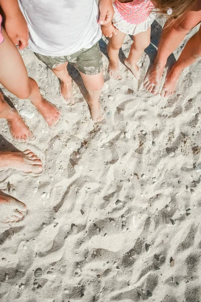 海のそばの砂の上の美しい足 — ストック写真