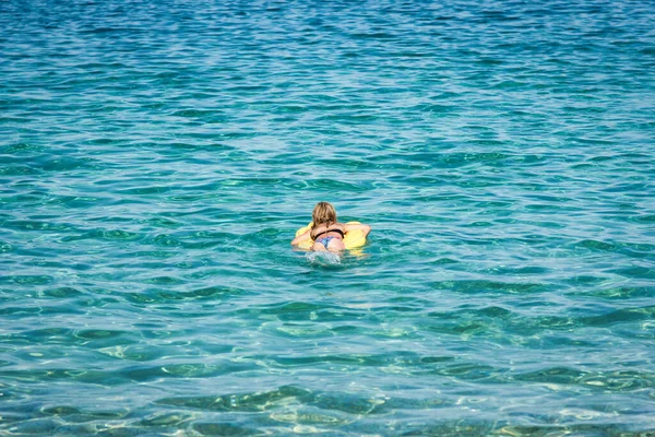 ギリシャの海で遊ぶ幸せな子供は — ストック写真