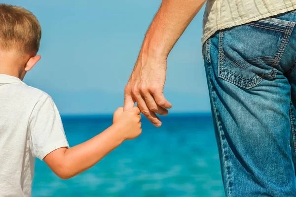 Šťastný Táta Drží Ruku Dítěte Řeckého Moře Přírodě — Stock fotografie