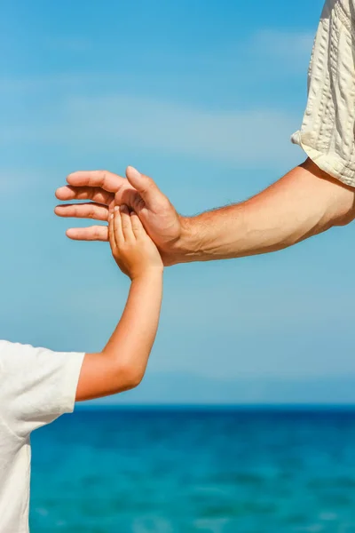 Gelukkig Vader Houdt Hand Van Een Kind Door Griekse Zee — Stockfoto