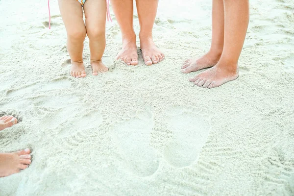 Όμορφα Πόδια Στην Άμμο Δίπλα Στη Θάλασσα — Φωτογραφία Αρχείου