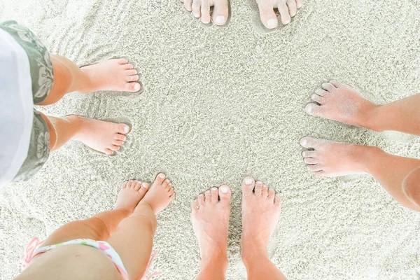 Όμορφα Πόδια Στην Άμμο Δίπλα Στη Θάλασσα — Φωτογραφία Αρχείου
