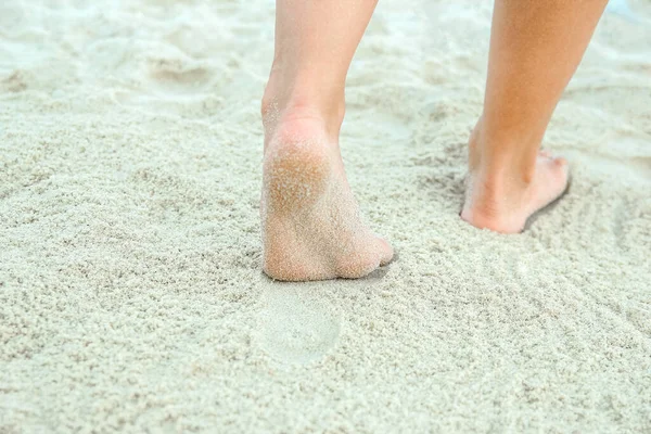 Beach Resor Kvinna Avkopplande Promenader Sandstrand Lämnar Fotspår Sanden Närbild — Stockfoto