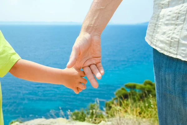 Hände Glücklicher Eltern Und Kinder Auf See Reisehintergrund Griechenland — Stockfoto