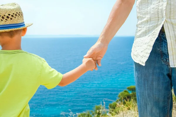 Hände Glücklicher Eltern Und Kinder Auf See Reisehintergrund Griechenland — Stockfoto
