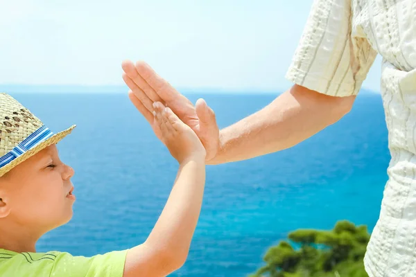 Руки Счастливых Родителей Детей Море Путешествии Фоне Греции — стоковое фото