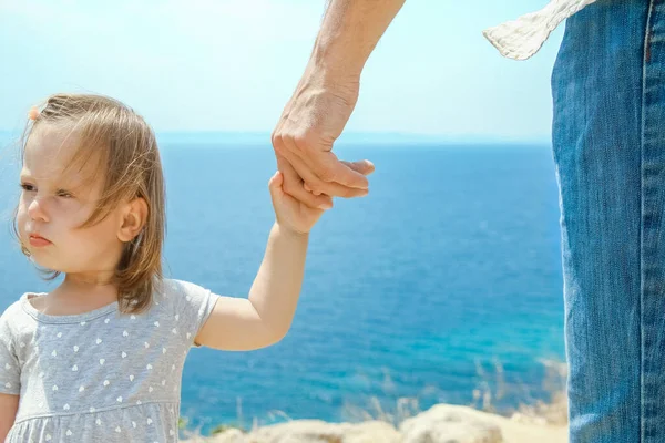 Ręce Szczęśliwych Rodziców Dzieci Morzu Tle Podróży Grecji — Zdjęcie stockowe
