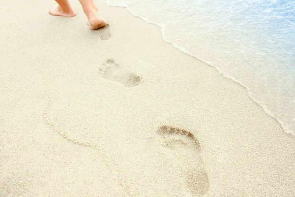 Пляжные Путешествия Женщина Расслабляется Гуляя Песчаному Пляжу Оставляя Следы Песке — стоковое фото