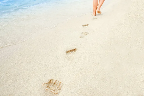 海滩旅行妇女在沙滩上悠闲自在地走着 在沙滩上留下了脚印 希腊海滩上一只金黄色沙滩上的雌性脚的特写 — 图库照片
