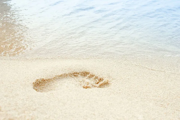 Cestování Pláži Žena Odpočívající Písečné Pláži Zanechávající Stopy Písku Detailní — Stock fotografie