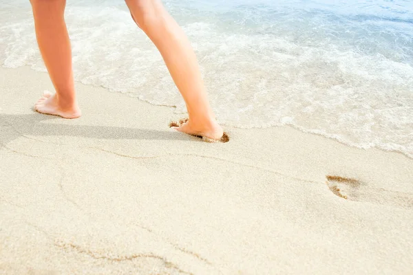 Strand Reizen Vrouw Ontspannen Wandelen Een Zandstrand Laat Voetafdrukken Achter — Stockfoto
