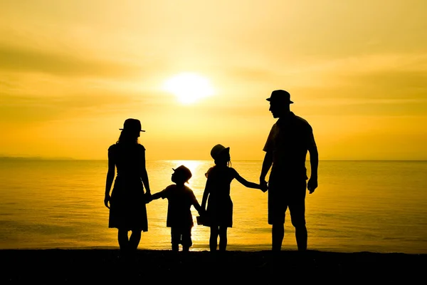 Familia Feliz Naturaleza Junto Mar Una Silueta Viaje — Foto de Stock