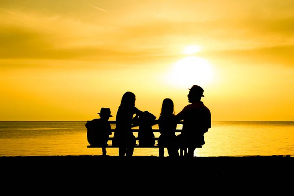 Glückliche Familie Der Natur Meer Auf Einer Reise Silhouette — Stockfoto