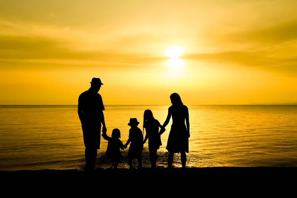 Szczęśliwa Rodzina Przyrodzie Nad Morzem Wycieczkę Sylwetka — Zdjęcie stockowe