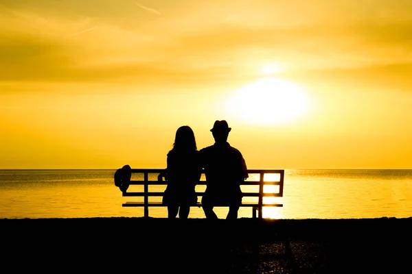 在海边的长椅上 一对快乐的夫妇在旅行时的轮廓 — 图库照片