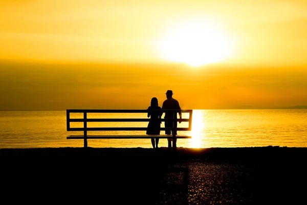 Glückliches Paar Auf Einer Bank Meer Auf Der Natur Reisesilhouette — Stockfoto