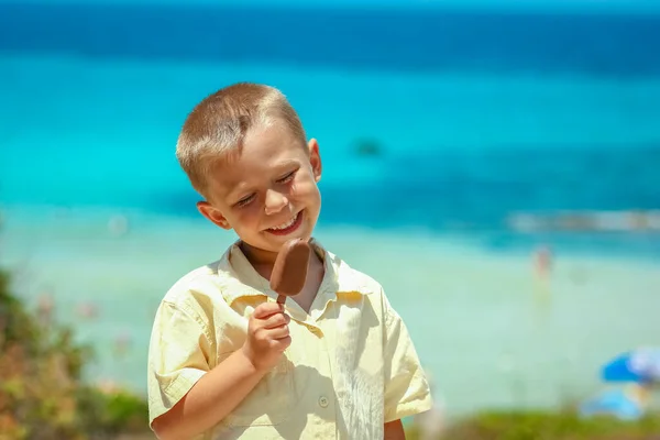 Szczęśliwy Chłopiec Lodami Nad Morzem Przyrodzie Podróży Parku — Zdjęcie stockowe