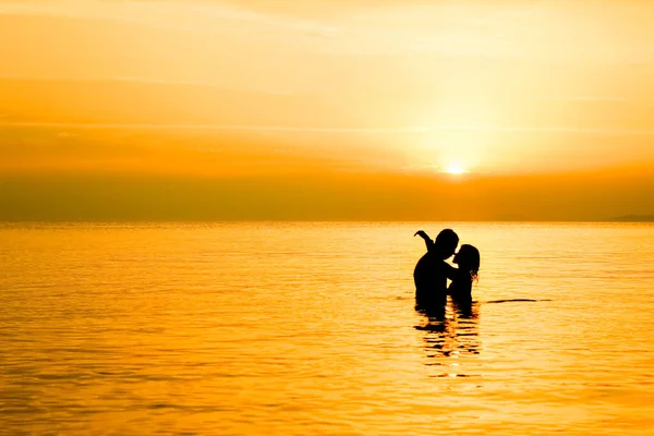 在海里的一对快乐的夫妇在大自然的轮廓上旅行 — 图库照片