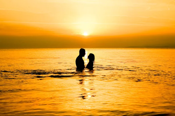 在海里的一对快乐的夫妇在大自然的轮廓上旅行 — 图库照片