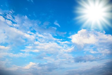 Temiz hava atmosferinde güzel gökyüzü bulutları