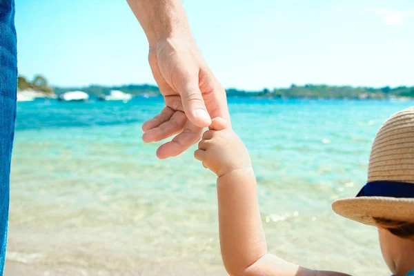Mãos Pai Feliz Criança Natureza Junto Mar Fundo Viagem — Fotografia de Stock