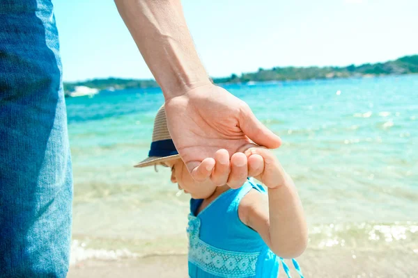 Händer Lycklig Förälder Och Barn Naturen Vid Havet Resa Bakgrund — Stockfoto