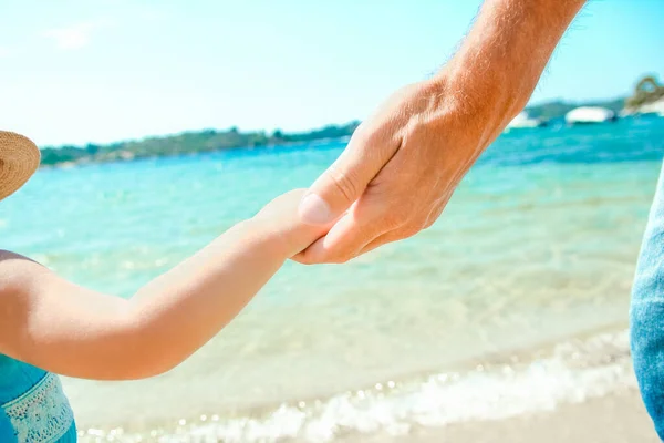 Χέρια Ευτυχισμένου Γονέα Και Παιδιού Στη Φύση Δίπλα Στη Θάλασσα — Φωτογραφία Αρχείου