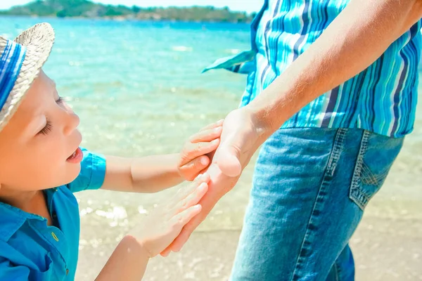 Mutlu Bir Ebeveynin Çocuğun Elleri Deniz Kenarında Bir Yolculukta — Stok fotoğraf