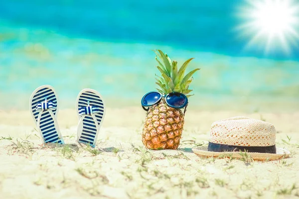 海边的菠萝 带着运动鞋 带着海岸的自然背景 — 图库照片