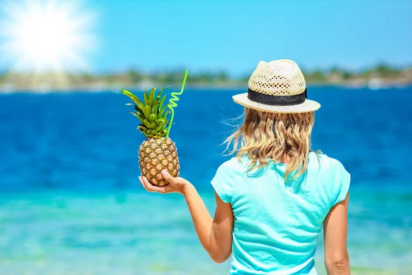 在大自然的海边 一个人在旅行的背景下手里拿着菠萝 — 图库照片