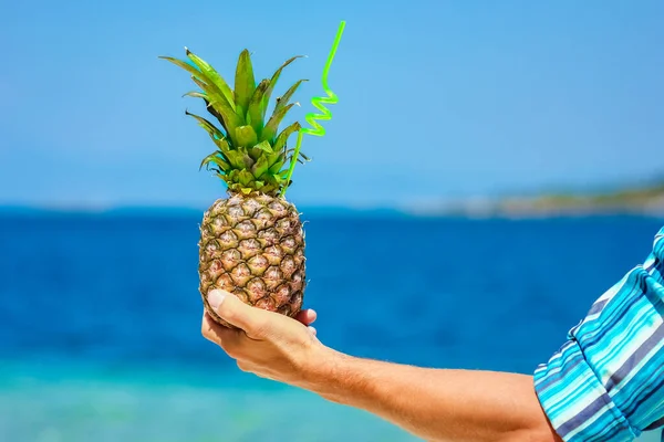Ananas Rękach Człowieka Nad Morzem Naturze Tle Podróży — Zdjęcie stockowe