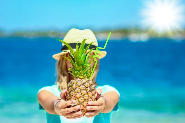 Ananas Den Händen Eines Mannes Meer Der Natur Auf Einer — Stockfoto