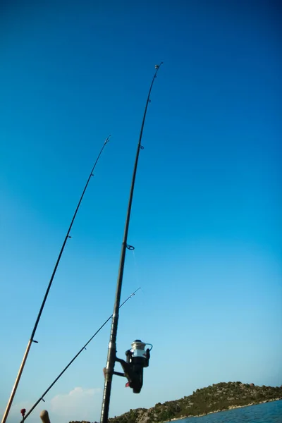 Рыболовные Удочки Счастливого Рыбака Моря Природе Фоне Путешествия — стоковое фото