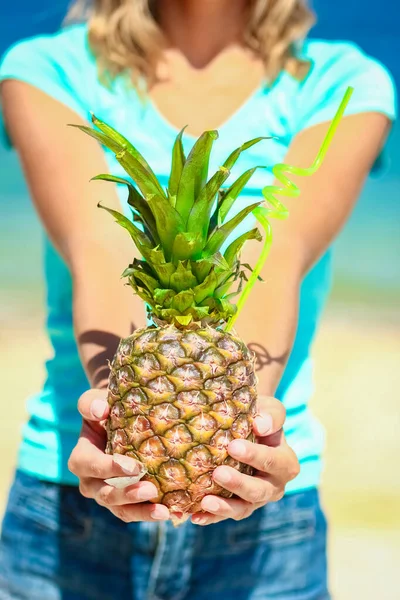 在大自然的海边 一个人在旅行的背景下手里拿着菠萝 — 图库照片