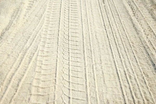 大自然背景中靠近海洋的沙滩上一辆汽车的痕迹 — 图库照片