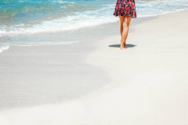 Deniz kıyısındaki ayak ve ayak izleri doğa seyahati arka planında.